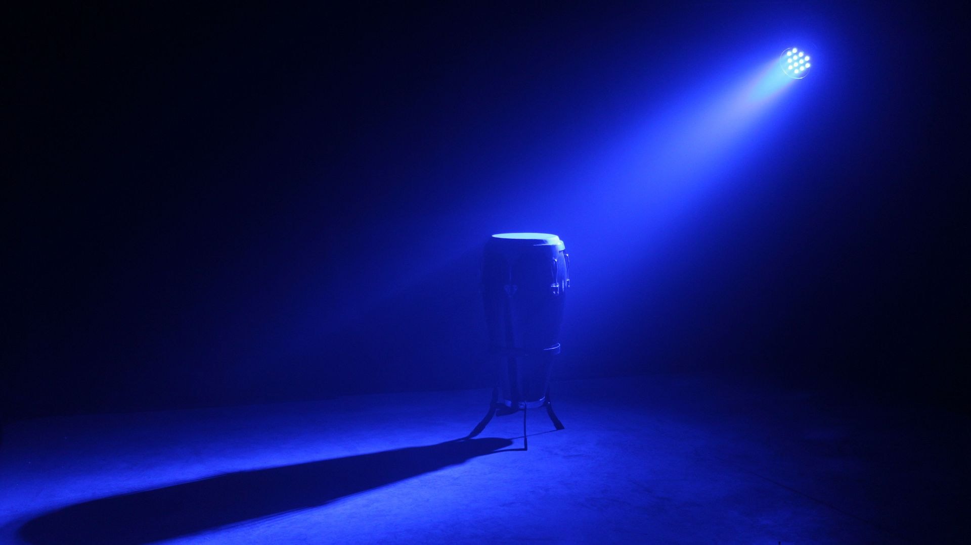 Прожектор синий. Euro DJ led par 64. Светодиодный осветитель w64 RGB. Синий прожектор. Прожектор синий цвет.