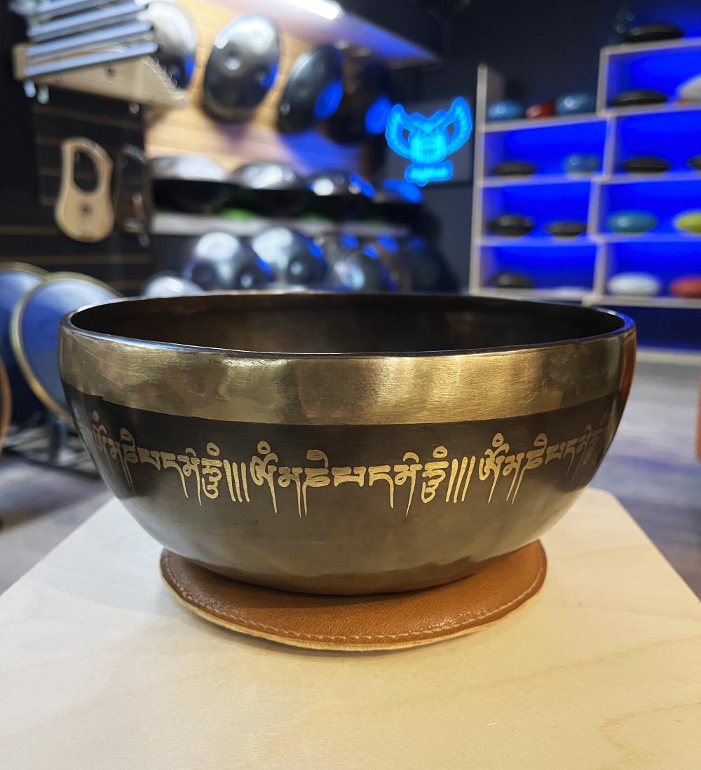 Кованая поющая чаша Carving с божеством SBBC-PR 24,6 см