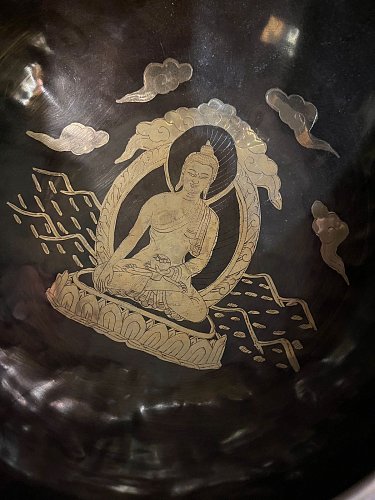 Кованая поющая чаша Carving с божеством SBBC-PR 24,6 см купить в Москве: цены, доставка, фото Кованая поющая чаша Carving с божеством SBBC-PR 24,6 см купить в Москве: цены, доставка, фото