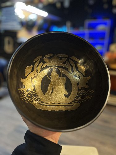 Кованая поющая чаша Carving с божеством 23 см SBBC PR купить в Москве: цены, доставка, фото Кованая поющая чаша Carving с божеством 23 см SBBC PR купить в Москве: цены, доставка, фото