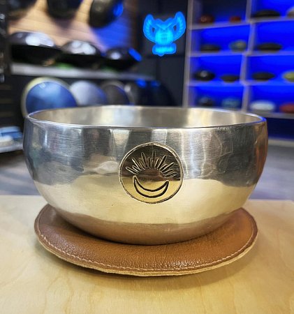 Тибетская поющая чаша кованая SBSUN/ Moon 24 см купить в Москве: цены, доставка, фото Тибетская поющая чаша кованая SBSUN/ Moon 24 см купить в Москве: цены, доставка, фото